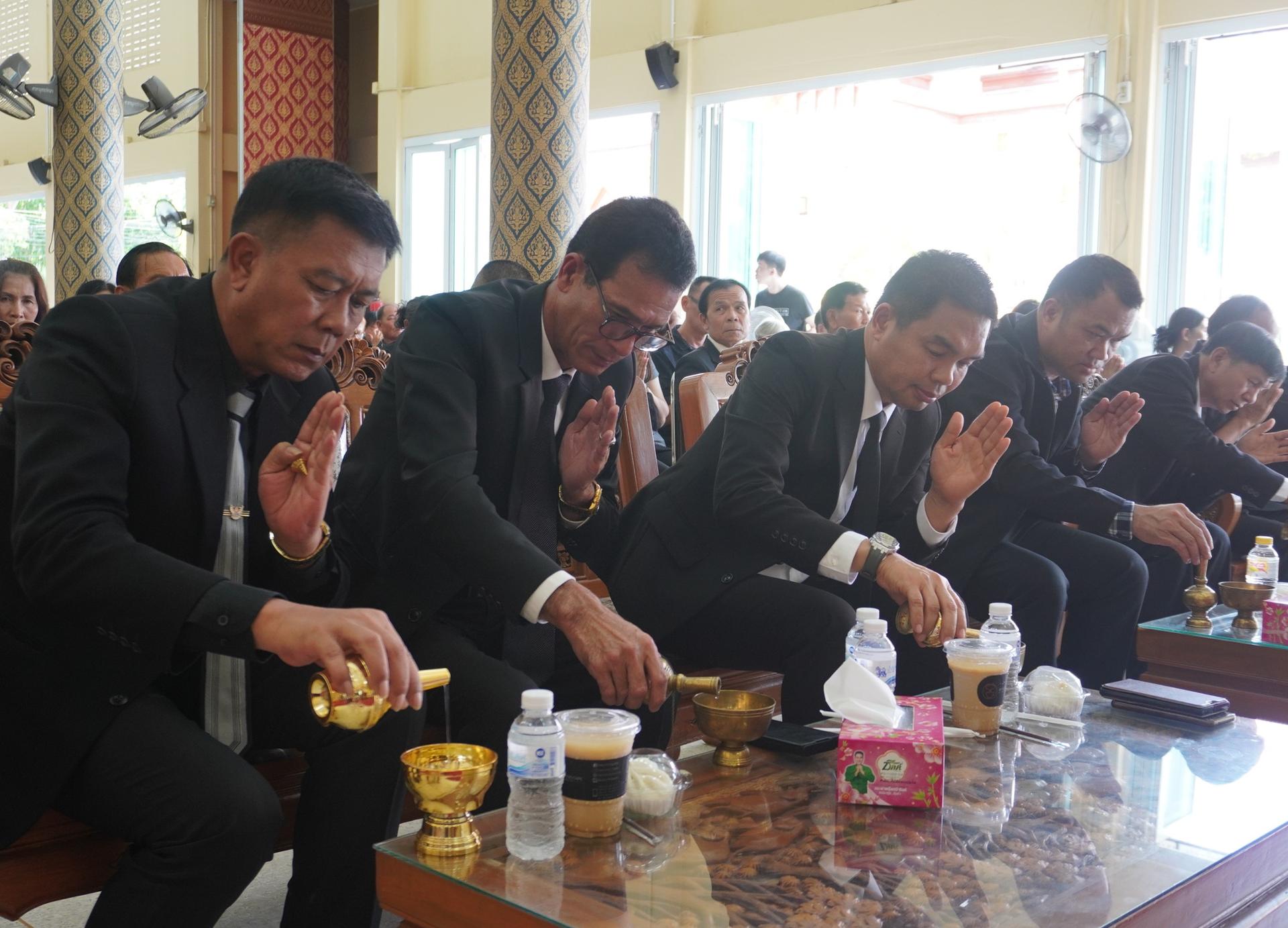 สพป.อุดรธานี เขต 3 ร่วมงานสวดมาติกา ทอดผ้าบังสุกุล และประชุมเพลิง มารดาของ นายวัชพล วิทยากร ผู้อำนวยการโรงเรียนร่มเกล้า 2 ประธานกลุ่มโรงเรียนไชยวาน