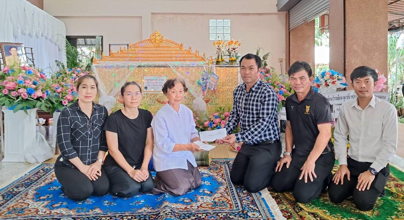 สพป.อุดรธานี เขต 3 ร่วมวางพวงหรีดและมอบปัจจัยร่วมทำบุญงานสวดพระอภิธรรมศพ บิดาของ นางสาวนพเก้า เอกอุ่น นักวิเคราะห์นโยบายและแผนชำนาญการ